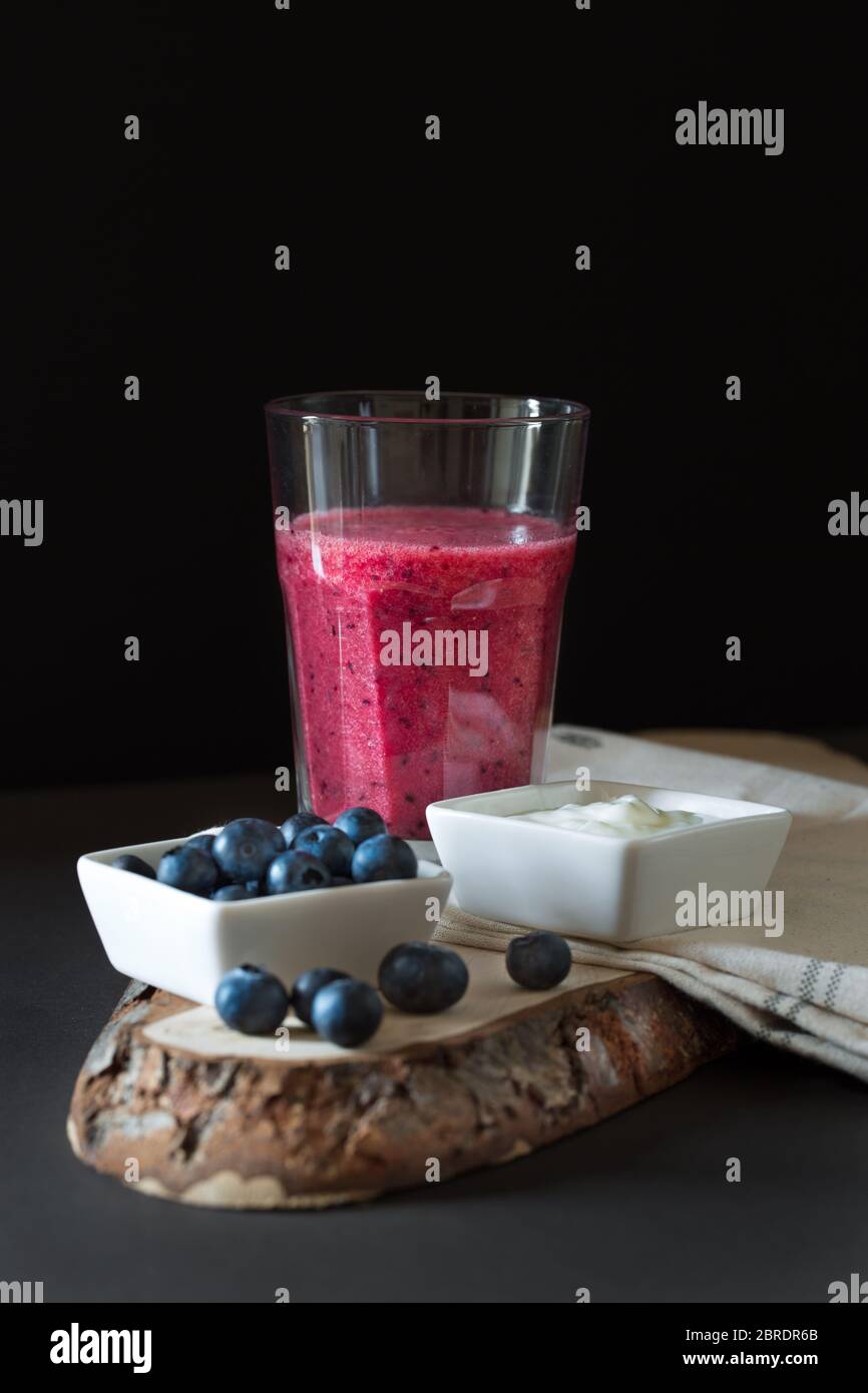 Blueberry und Erdbeer Smoothie Studio Stillleben Stockfoto