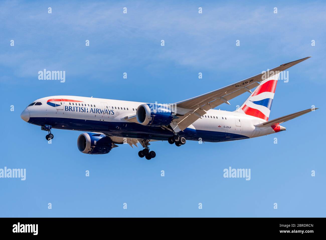 British Airways Boeing 787 Dreamliner Jet Airliner Flugzeug Landung auf dem Flughafen London Heathrow über Cranford, London, Großbritannien während COVID-19 Sperrung. Stockfoto