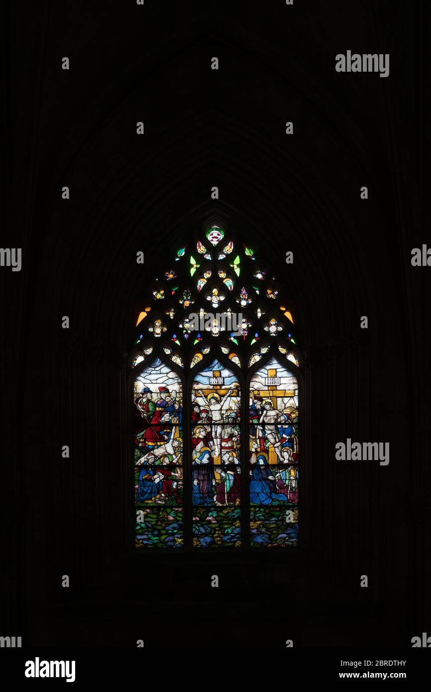 Buntglasfenster mit Szenen der Passion Christi im Kapitelhaus im Kloster der Heiligen Maria des Sieges in Batalha, Portugal Stockfoto