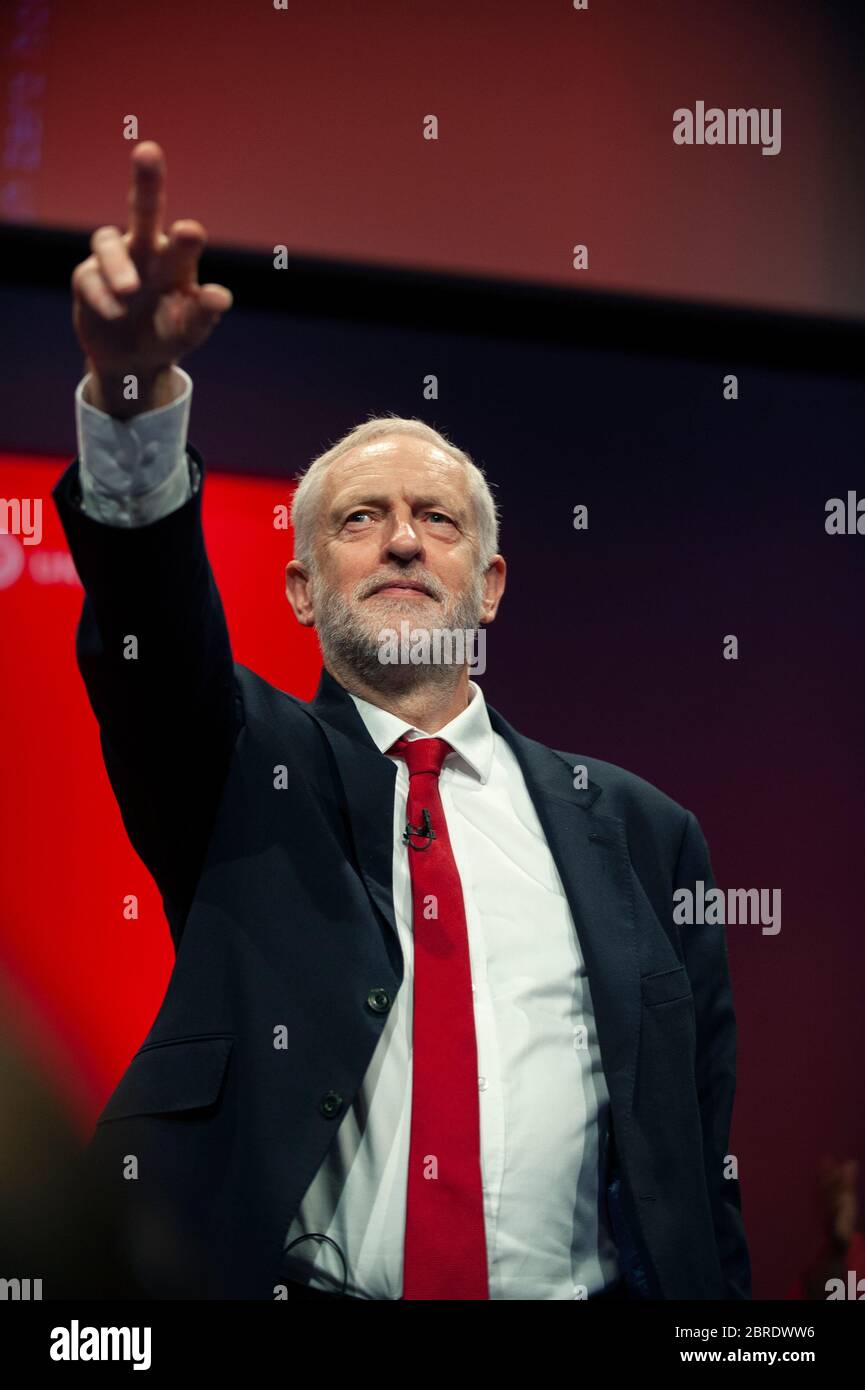 Jeremy Corbyn zeigt in die Menge, nachdem er am gesprochen hat Arbeiterpartei-Konferenz 2017 in Brighton mit dem Slogan „für die Vielen nicht die Wenigen“ Foto Stockfoto