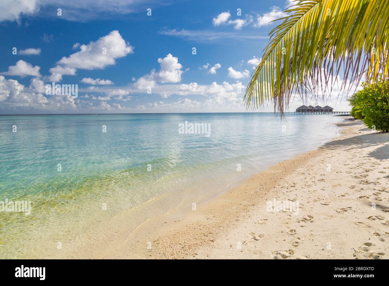 Wunderschönes tropisches Malediven Resort Hotel und Luxusinsel, Strand Meerblick am Himmel für Urlaub Urlaub Hintergrundkonzept. Exotisches Reiseziel Stockfoto