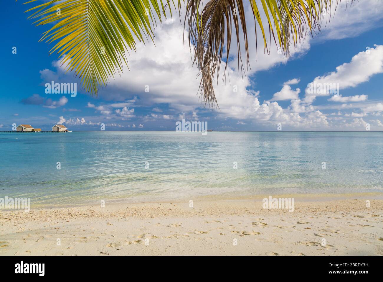 Wunderschönes tropisches Malediven Resort Hotel und Luxusinsel, Strand Meerblick am Himmel für Urlaub Urlaub Hintergrundkonzept. Exotisches Reiseziel Stockfoto