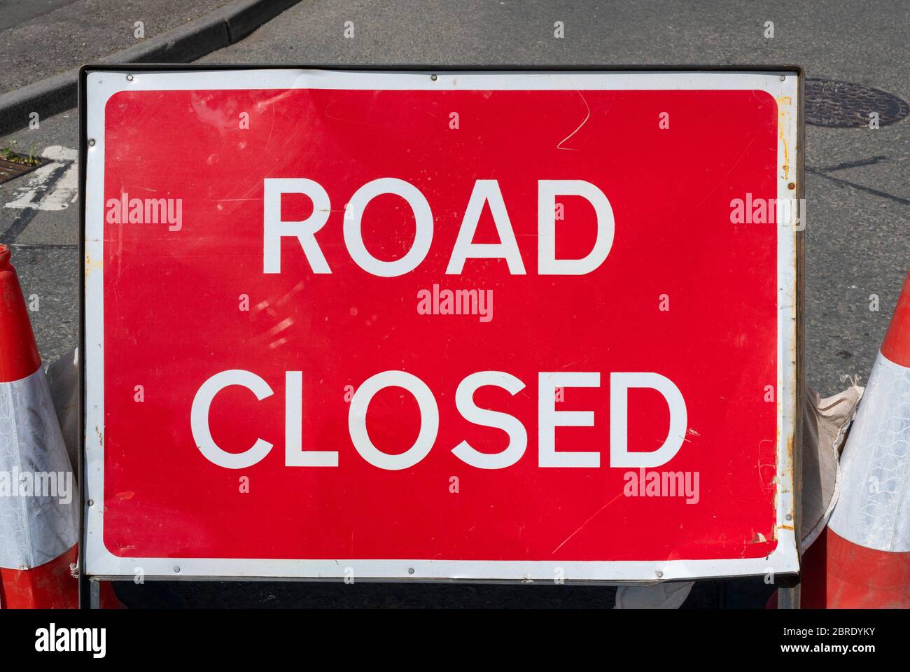 Schild für geschlossene Straße - Metall weiß auf rotem Text Stockfoto