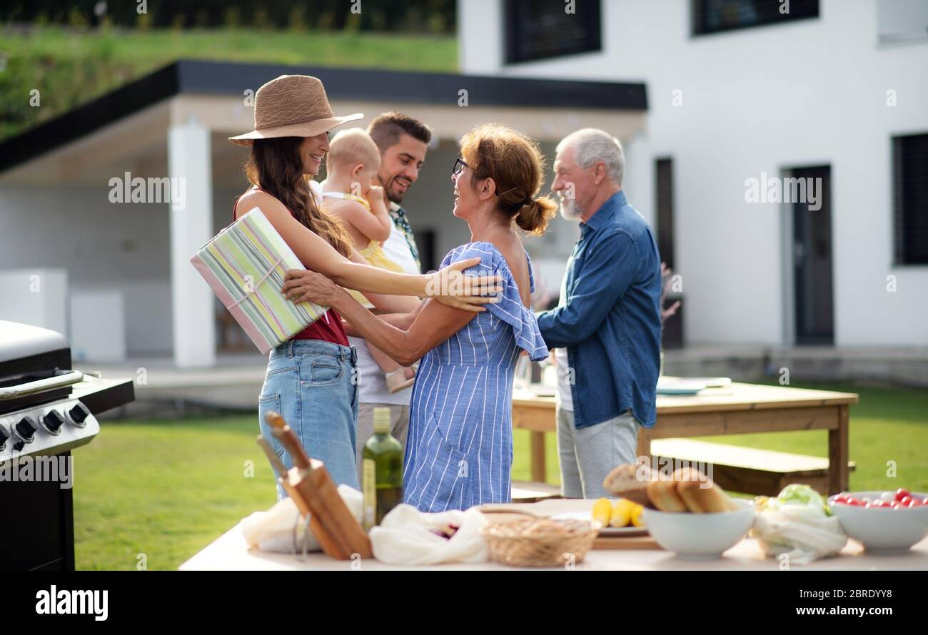 Porträt von glücklichen Menschen im Freien auf Familie Geburtstagsfeier. Stockfoto