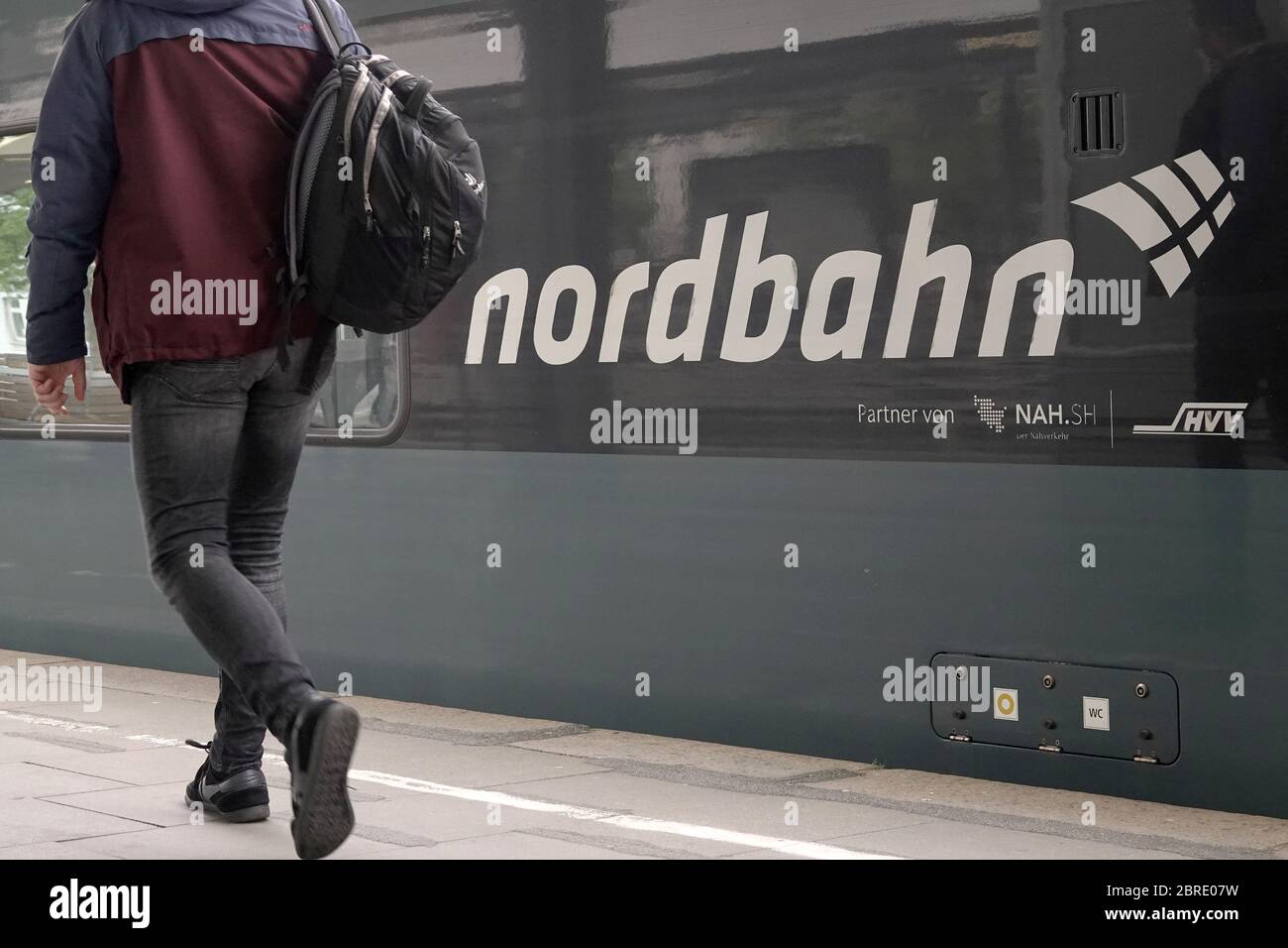 15. Mai 2020, Hamburg: Ein Passagier geht auf einem Zug der NBE nordbahn Eisenbahn-Verwaltungsgesellschaft mbH im Bahnhof Altona entlang. Die nordbahn ist unter dem Dach der Verkehrsverbände Hamburg (HVV) und Schleswig-Holstein (nah.SH) tätig. Foto: Bodo-Marken/dpa/Bodo-Marken Stockfoto