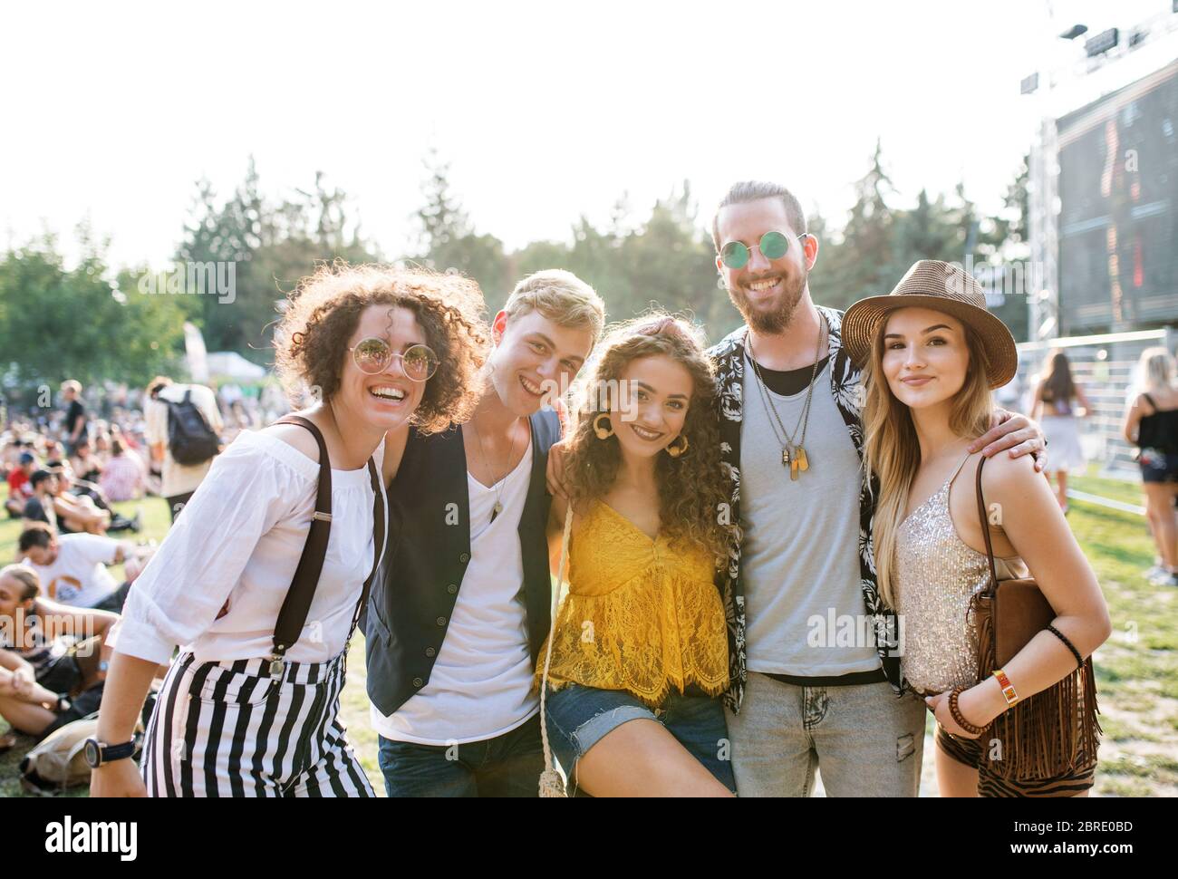 Gruppe junger Freunde beim Sommerfest. Stockfoto