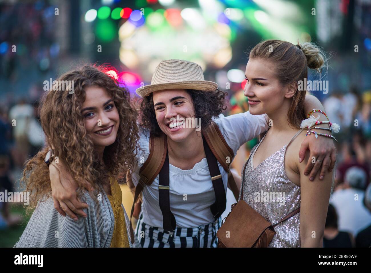 Gruppe junger Freundinnen, die beim Sommerfest stehen. Stockfoto