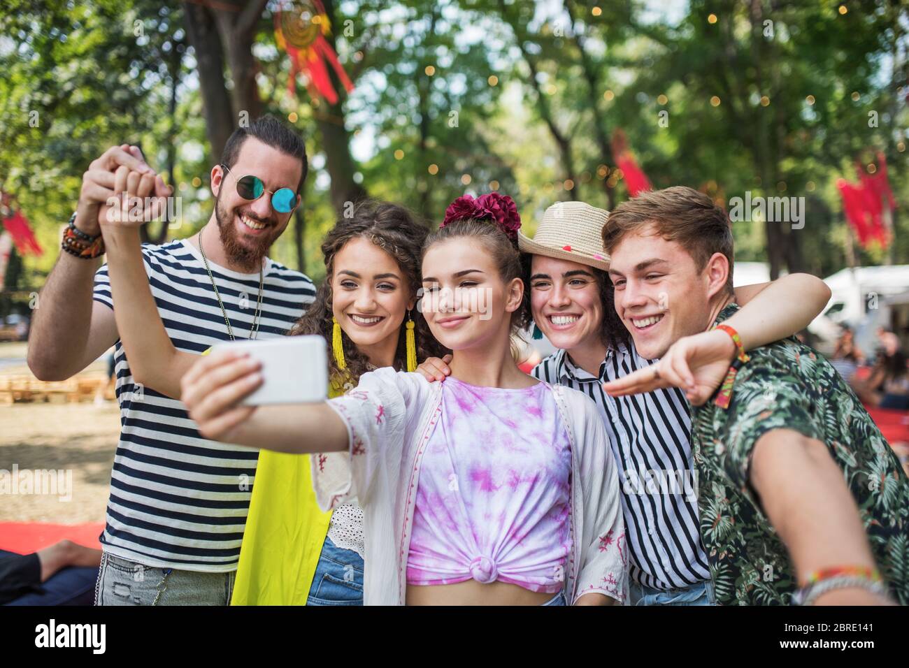 Gruppe von jungen Menschen auf Sommerfest, Selfie mit Smartphone. Stockfoto