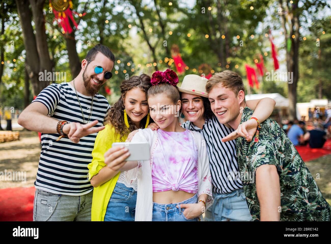 Gruppe von jungen Freunden mit Smartphone auf dem Sommerfestival, Selfie zu machen. Stockfoto