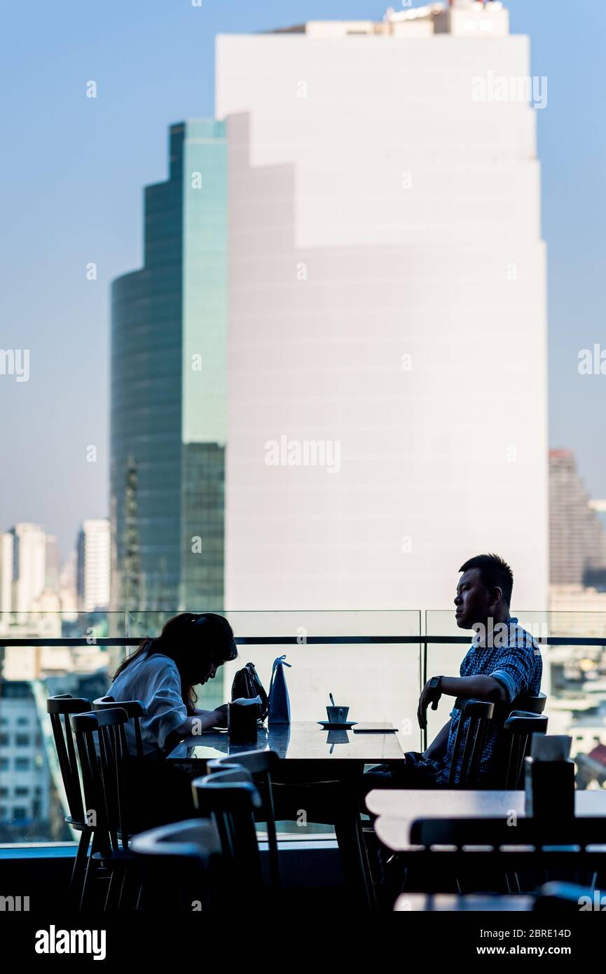 In einem Restaurant auf dem Balkon des Iconsiam Shopping Mall genießen Sie die Aussicht über den Fluss Chao Phraya. Bangkok Thailand. Stockfoto