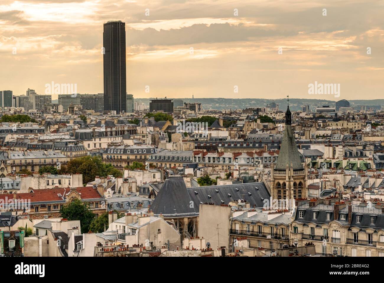 Skyline von Paris mit Maine-Montparnasse Turm bei Sonnenuntergang Stockfoto