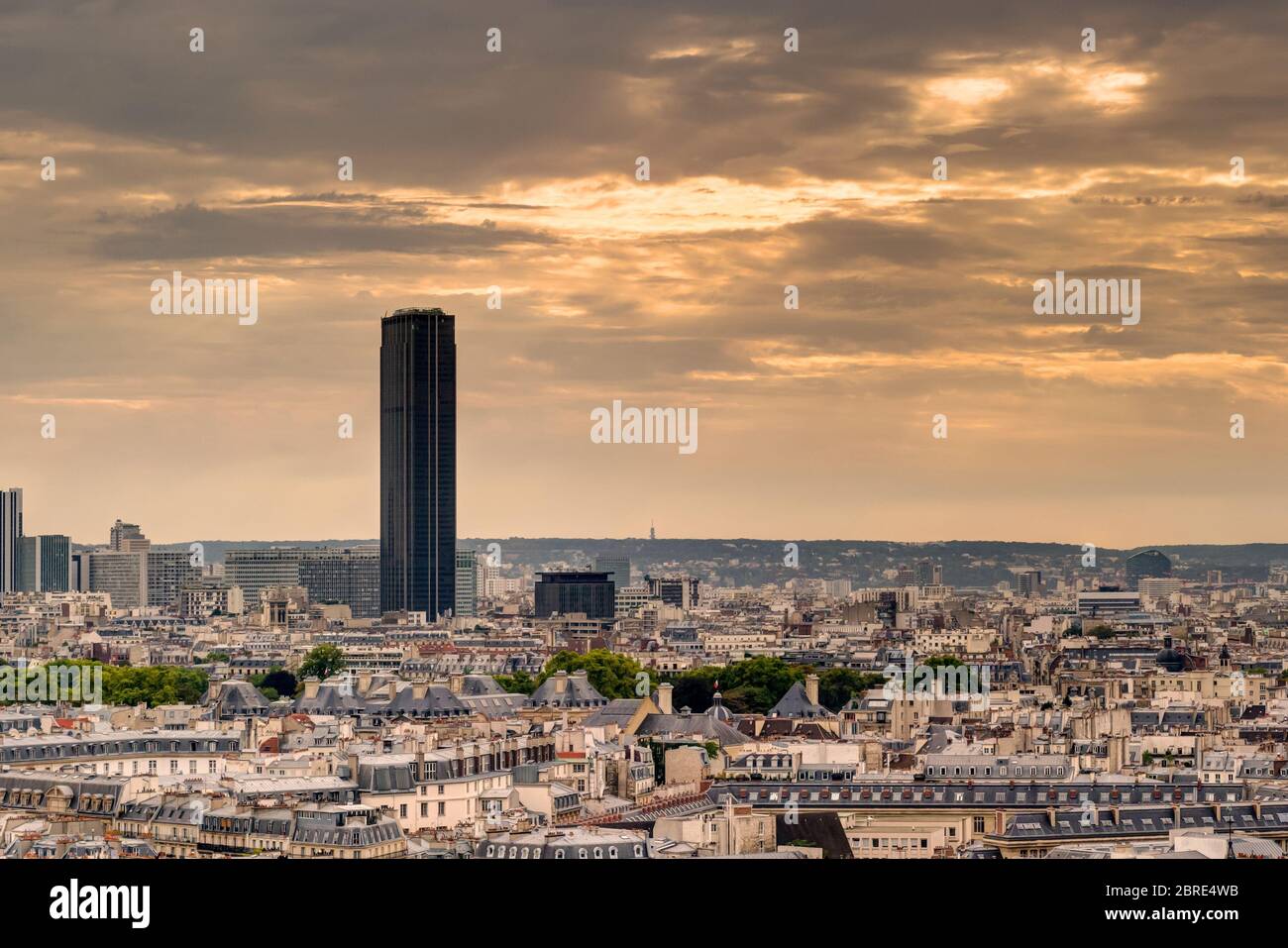Skyline von Paris mit Maine-Montparnasse Turm bei Sonnenuntergang Stockfoto