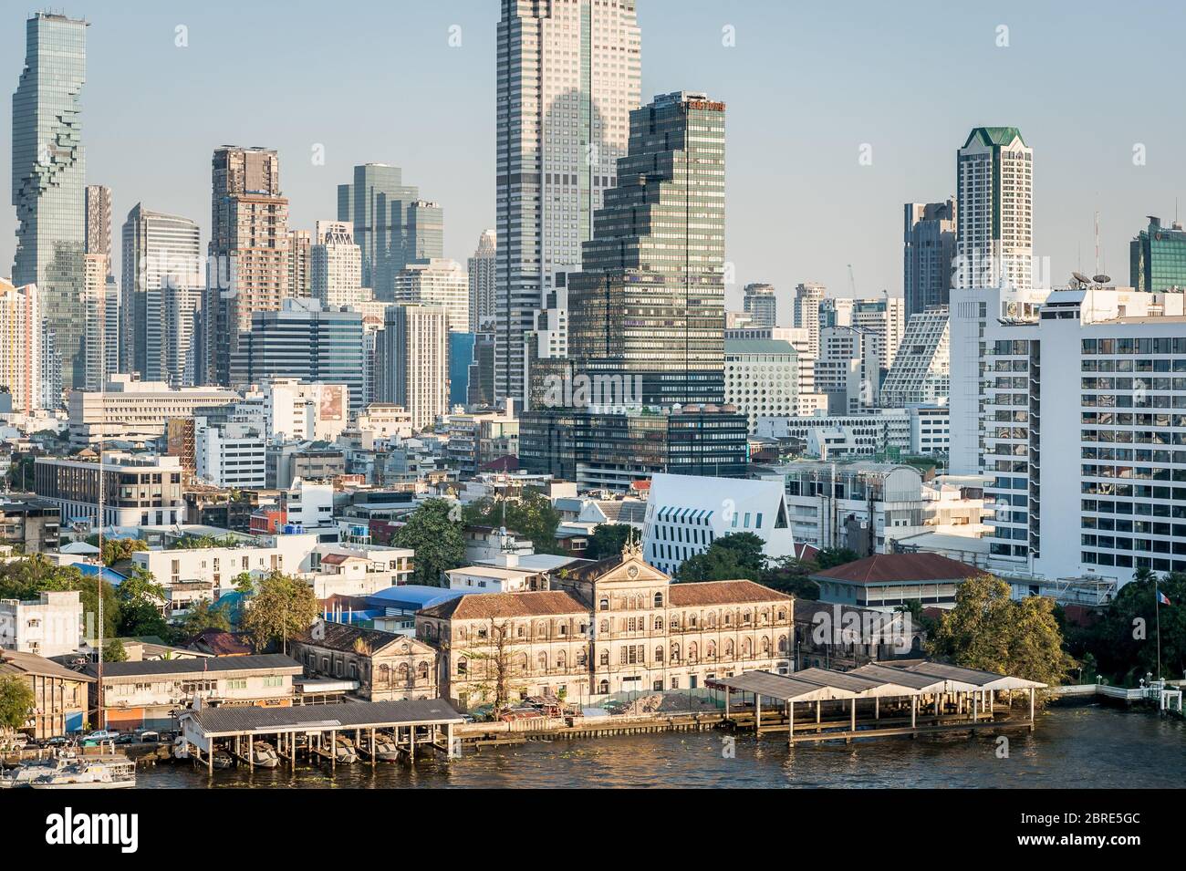 Ein Foto des alten Zollhauses über dem Chao Phraya Fluss, aufgenommen von hoch oben auf dem neuen Iconsiam Einkaufszentrum, Bangkok Thailand. Stockfoto