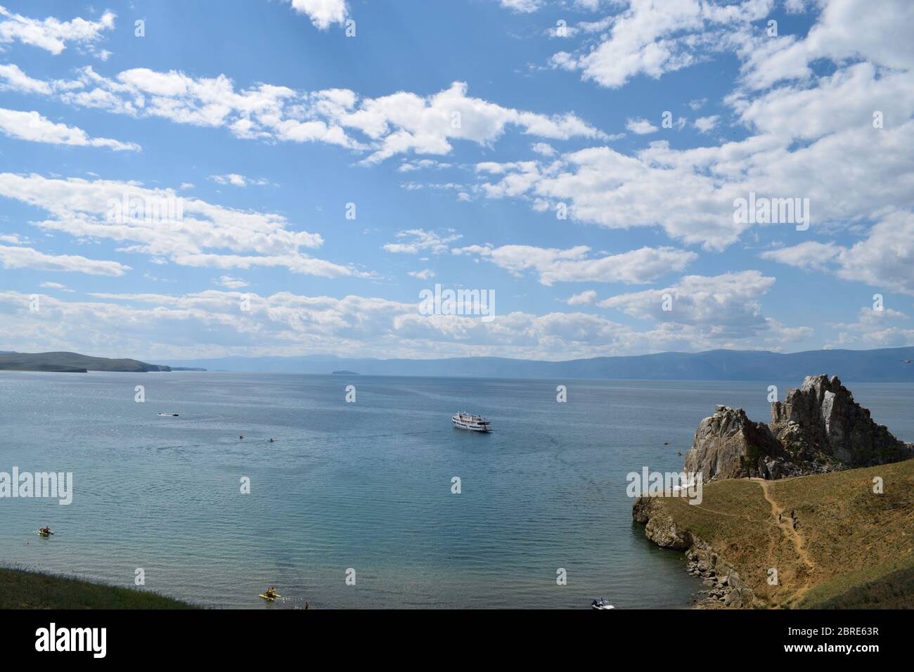 Blick auf den SchamanenFelsen auf der Insel Olchon mit Blick auf den SchamanenFelsen auf der Insel Olchon mit