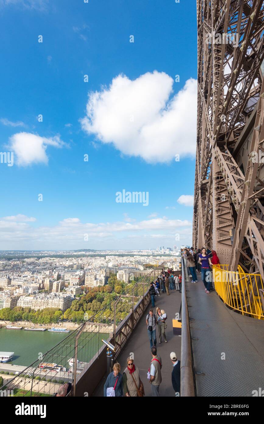 Paris - 20. SEPTEMBER 2013: Touristen befinden sich auf der Aussichtsplattform des Eiffelturms in Paris. Der Eiffelturm ist eine der wichtigsten Touristenattraktionen Stockfoto