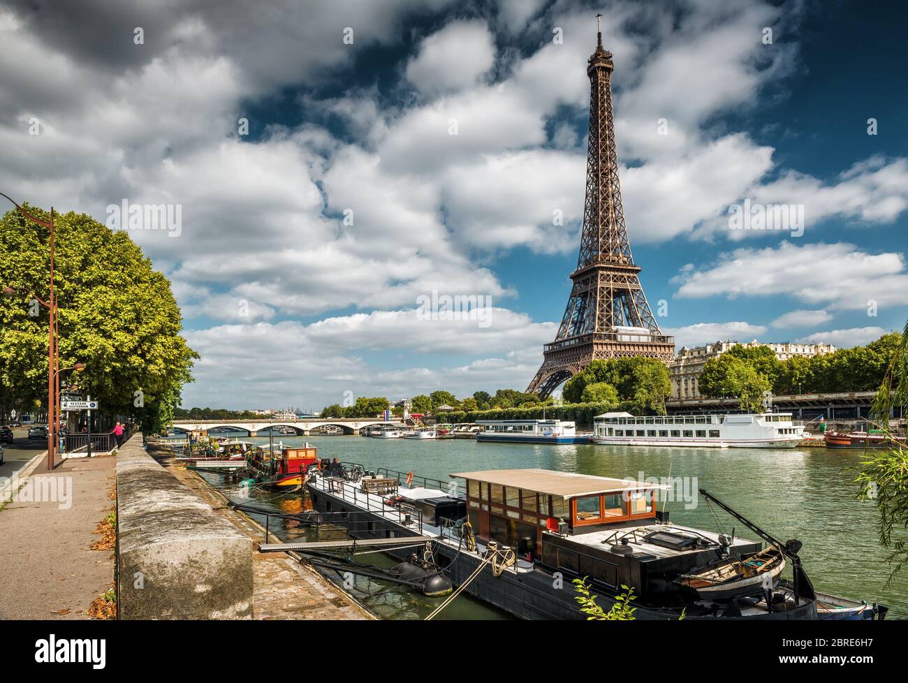 Die seine mit Booten und dem Eiffelturm in Paris. Wohnkähne im Vordergrund. Stockfoto