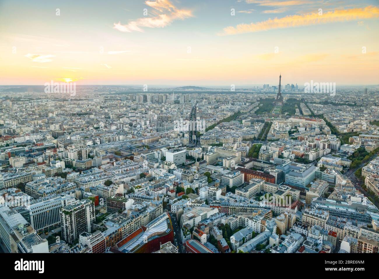 Blick auf Paris bei Sonnenuntergang vom Montparnasse-Turm Stockfoto