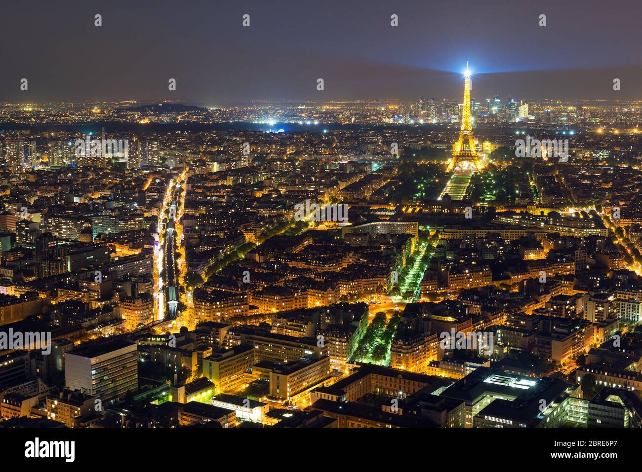 PARIS - 24. SEPTEMBER 2013: Blick auf Paris mit dem Eiffelturm vom Montparnasse-Turm bei Nacht. Stockfoto