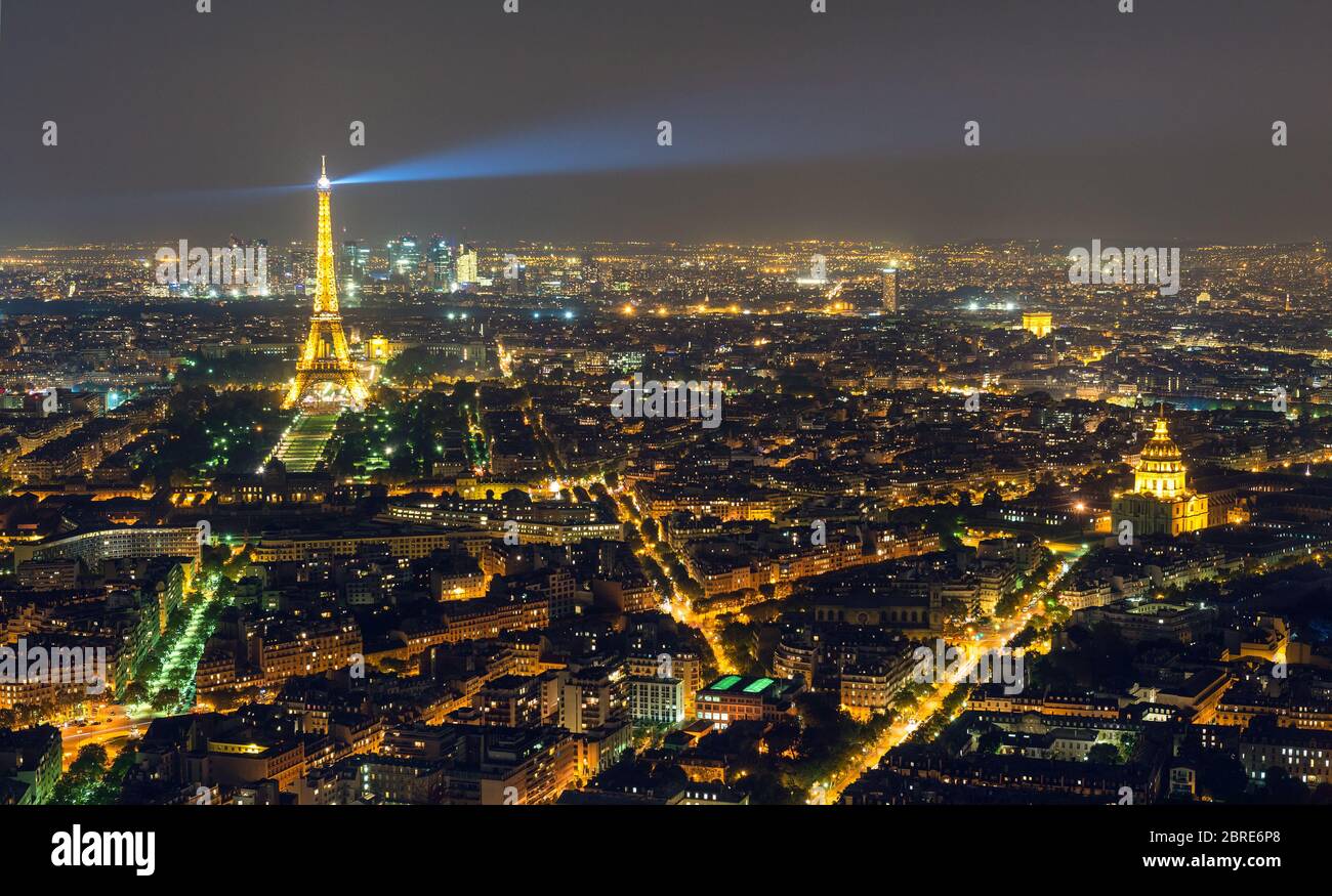 PARIS - 24. SEPTEMBER 2013: Blick auf Paris mit dem Eiffelturm vom Montparnasse-Turm bei Nacht. Stockfoto