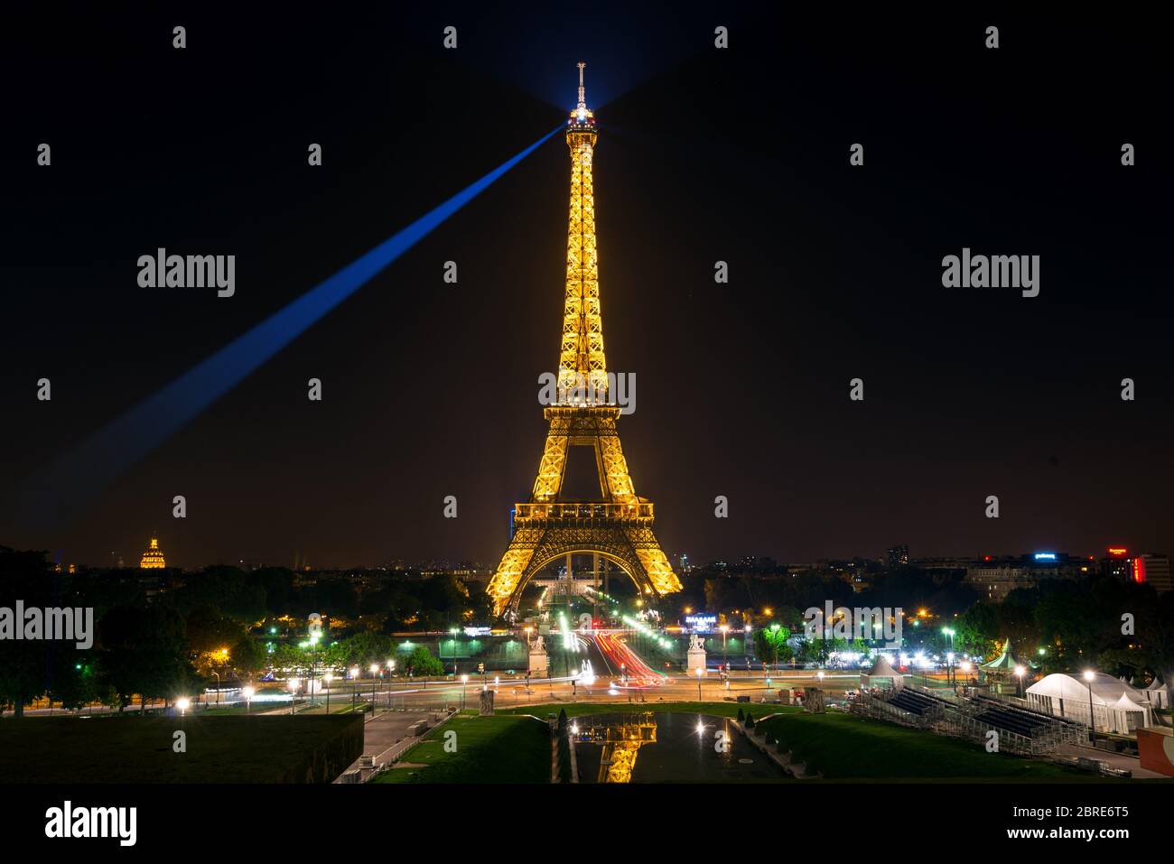 Paris - 24. SEPTEMBER: Beleuchtung des Eiffelturms in der Nacht zum 24. september 2013 in Paris. Der Eiffelturm ist eine der wichtigsten Touristenattraktionen Stockfoto