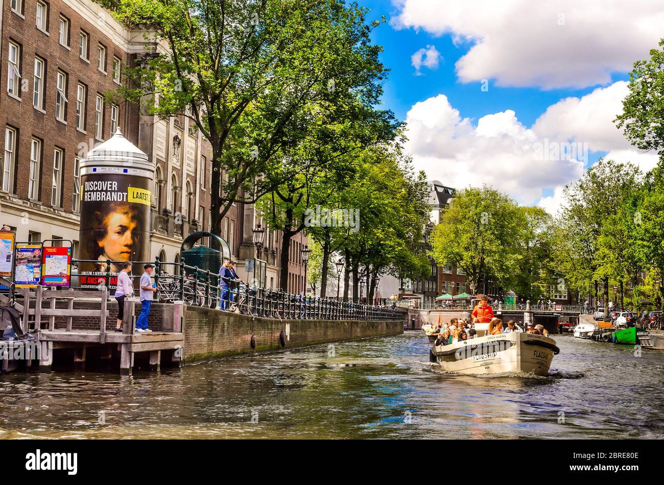 AMSTERDAM, HOLLAND – AUG. 31, 2019: Touristen und glückliche Familien entspannen und genießen Sommerurlaub an sonnigen Tagen an der Amstel (Stadtkanal). Stockfoto