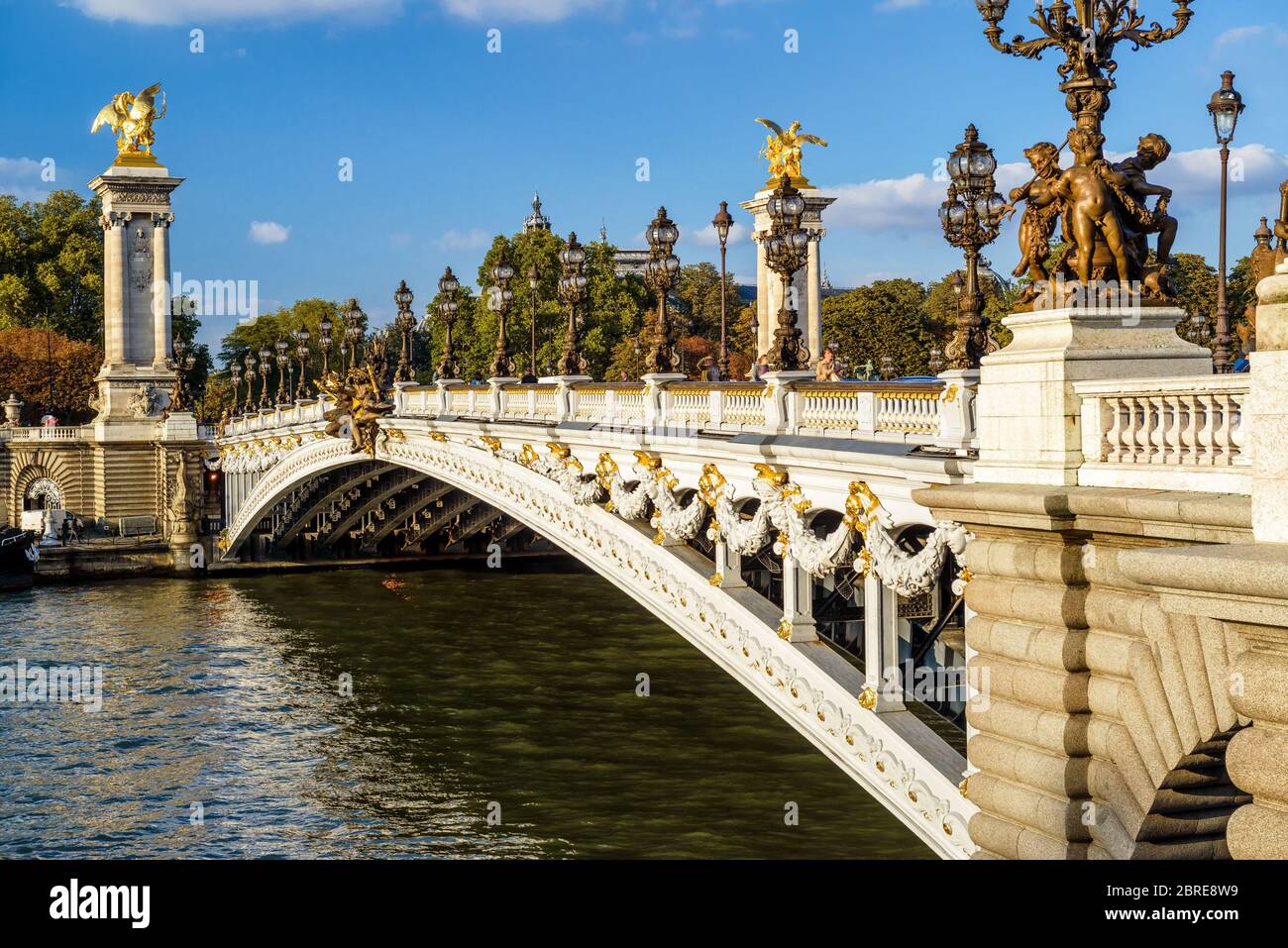 Die Pont Alexandre III in Paris, Frankreich. Diese Brücke wurde nach dem russischen Zaren Alexander III. Benannt Stockfoto