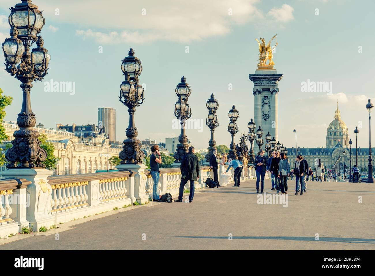 PARIS - 20. SEPTEMBER 2013: Blick auf die Brücke Alexandre III in Paris. Die Alexandre III Brücke ist eines der beliebtesten Touristenziele in Paris. Stockfoto
