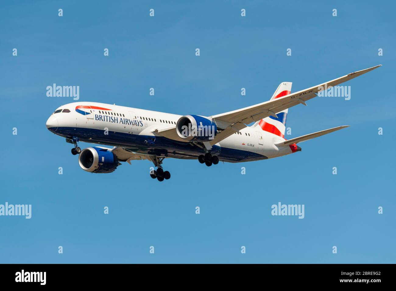 British Airways Boeing 787 Dreamliner Jet Airliner Flugzeug Landung auf dem Flughafen London Heathrow über Cranford, London, Großbritannien während COVID-19 Sperrung. Stockfoto