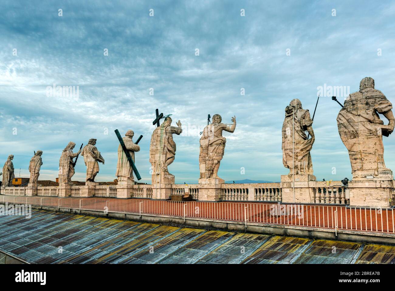 Statuen auf dem Dach der Kathedrale St. Peter in Rom, Italien Stockfoto