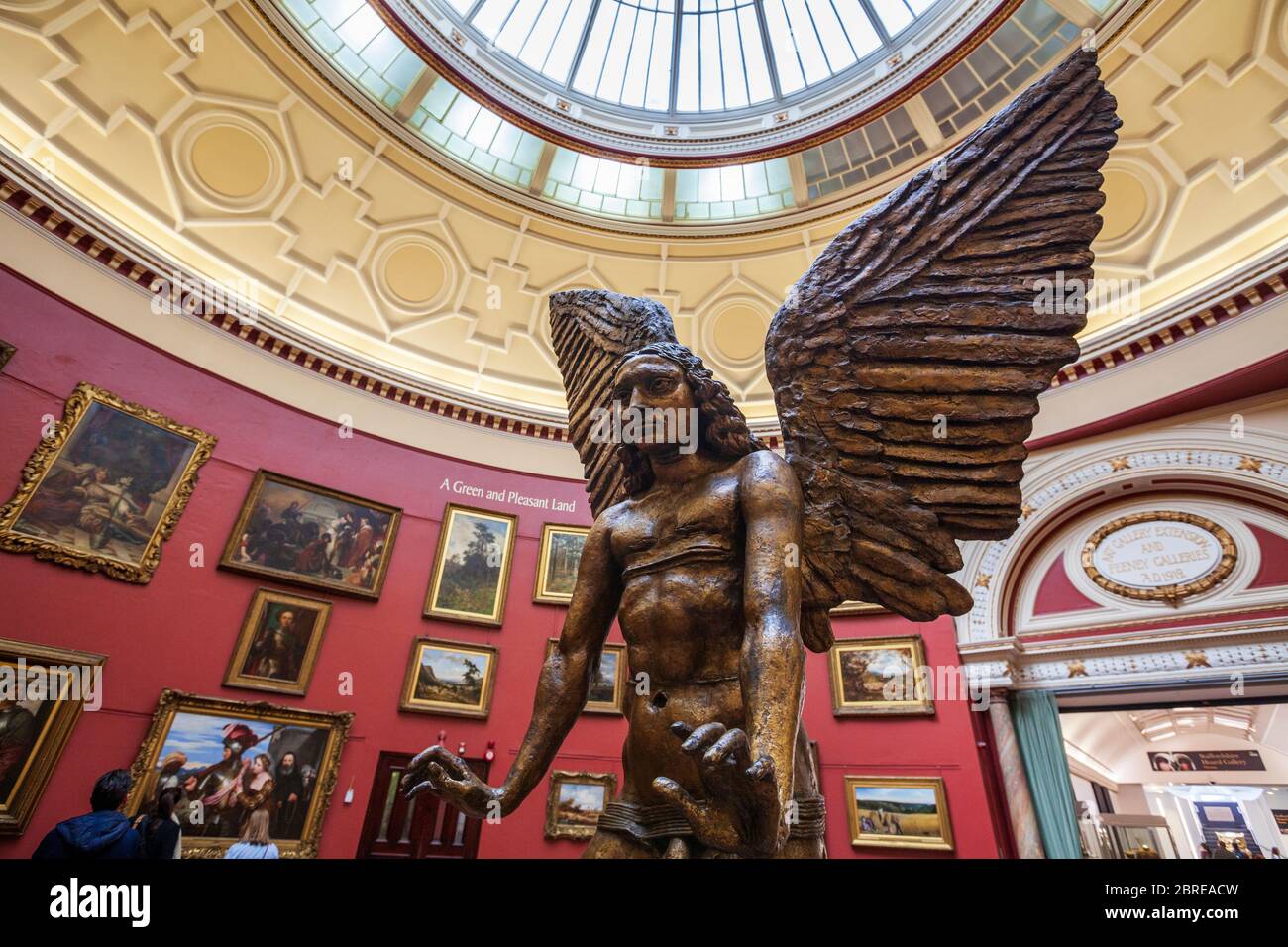 Die Skulptur des Erzengels Luzifer in der Round Room Gallery im Birmingham Museum and Art Gallery, England Stockfoto