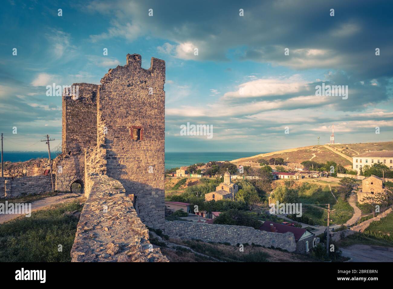 Alte Genueser Festung, Feodosia, Krim, Russland. Malerischer Blick auf alte Ruinen am Meer. Das schöne Panorama der Südküste Krim in s Stockfoto