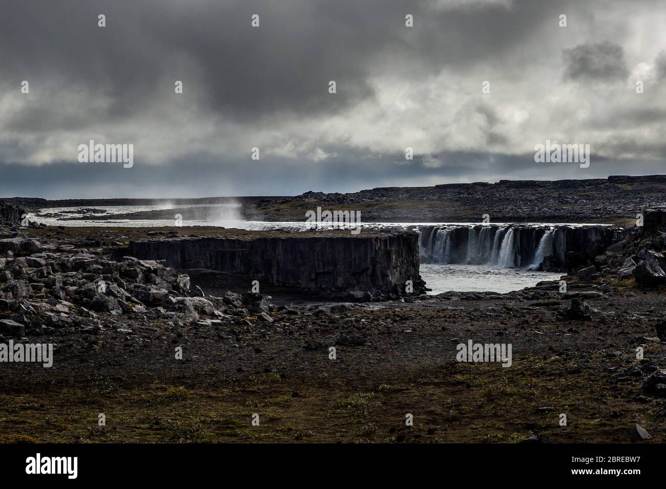 Gesamtansicht von Selfoss, Wasserfälle im Norden Islands. Der Himmel ist bewölkt. Wir können vom Nebel unterscheiden, der von der Oberfläche aufsteigt. Stockfoto