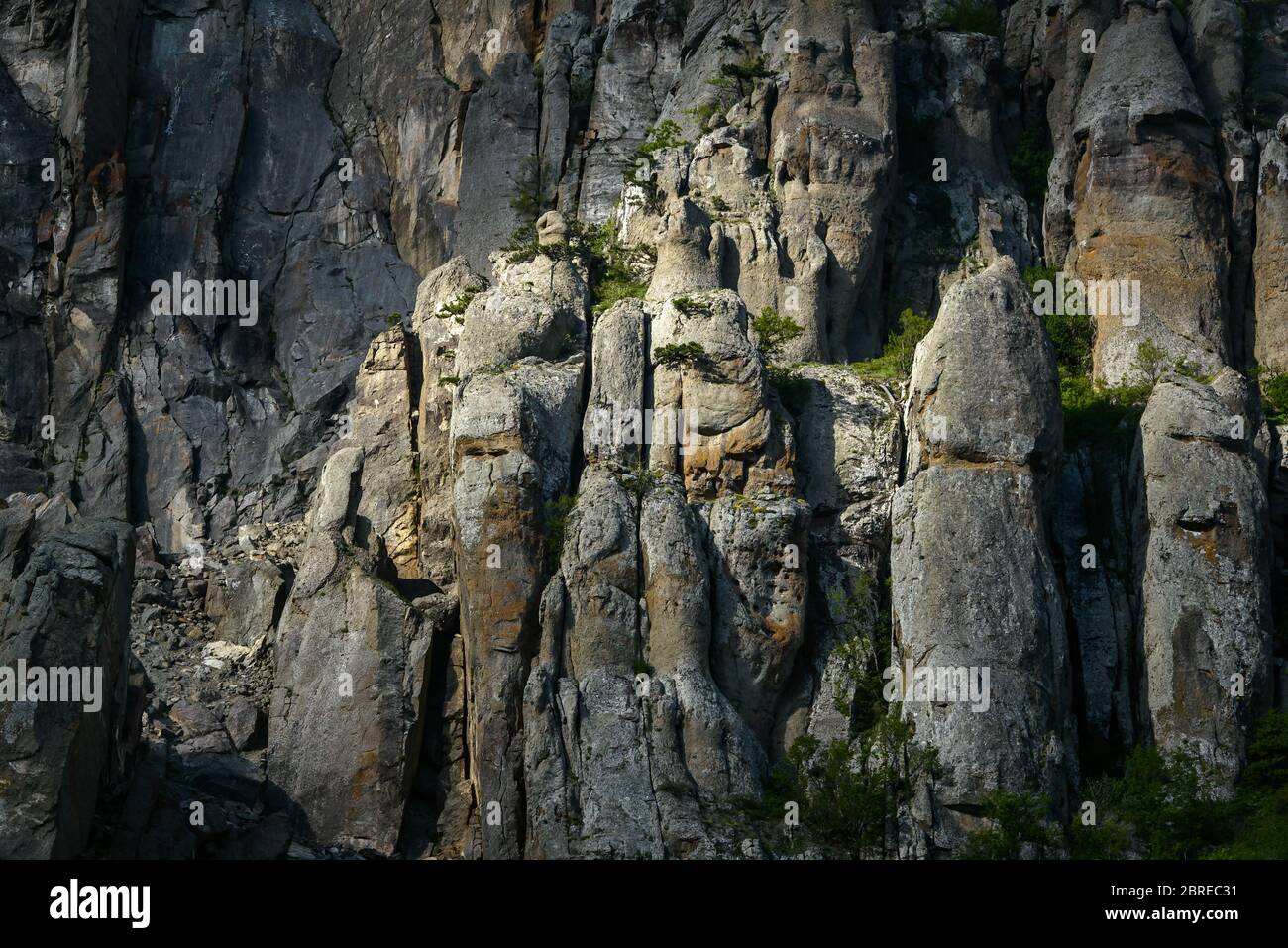 Berglandschaft mit Steinen des Tals der Geister auf Demerdji, Krim, Russland. Es ist eine natürliche touristische Attraktion Krim. Dramatische Aussicht auf die Stockfoto