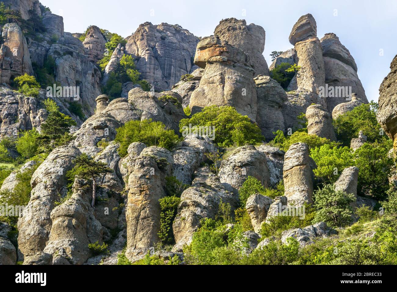 Berglandschaft mit Steinen des Tals der Geister auf Demerdji, Krim, Russland. Es ist eine natürliche touristische Attraktion Krim. Landschaftlich schöne Aussicht auf das B Stockfoto