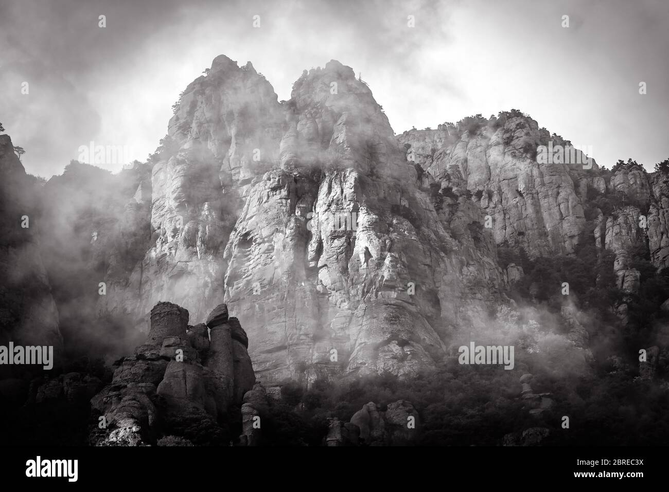 Berglandschaft mit Nebel in Schwarz und Weiß, Krim, Russland. Tal der Geister des nebligen Demerdji Berges. Dieser Ort ist ein natürliches Wahrzeichen von Crime Stockfoto