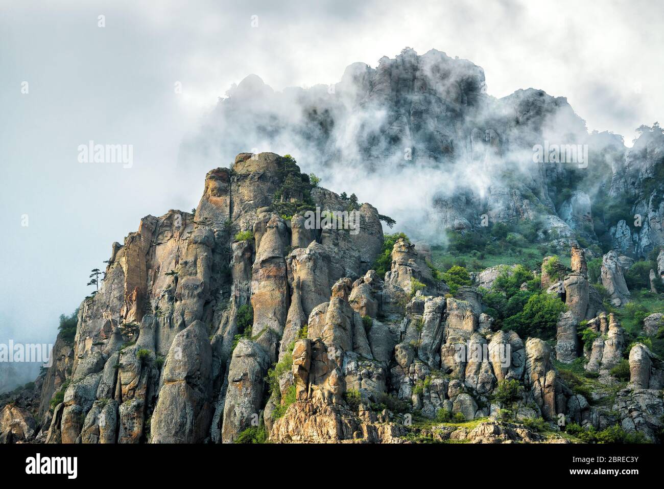 Der Demerdji-Berg mit tief liegenden Wolken. Tal der Geister. Landschaft der Krim, Russland. Stockfoto