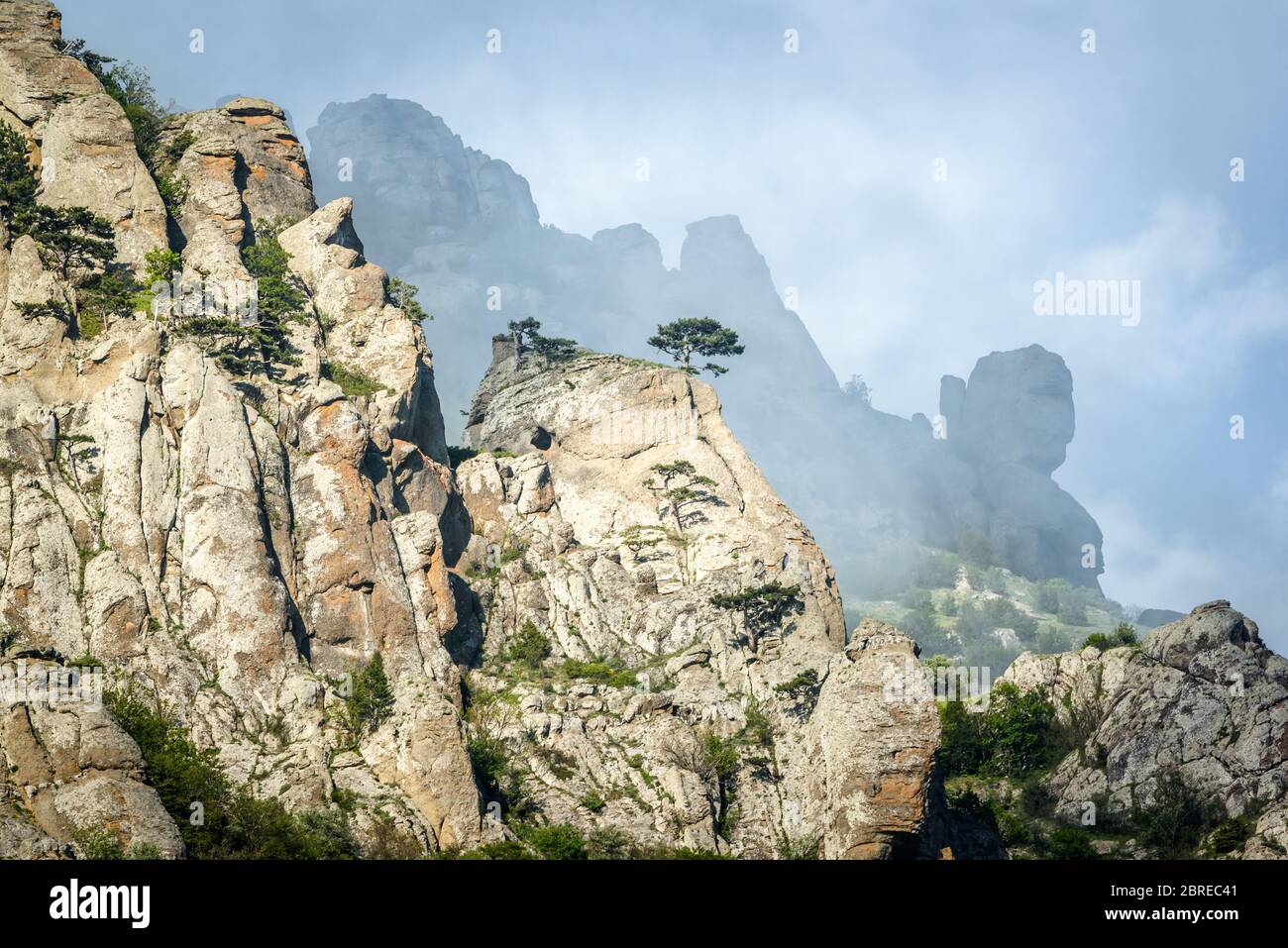 Die Berglandschaft Krim, Russland. Landschaftlich schöne Aussicht auf neblige Bergketten des Tals des Geistes. Landschaft von Felsen mit eineinsam Kiefer auf der Spitze in summ Stockfoto