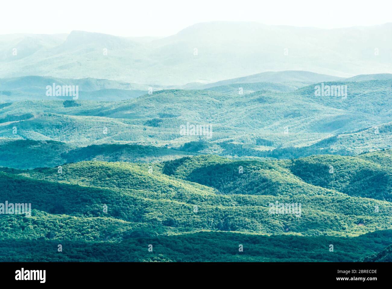 Hintergrund der Berglandschaft. Die Natur der südlichen Krim, Russland. Panorama der bergigen Gelände im Sommer. Landschaft von Bergketten in Licht und s Stockfoto
