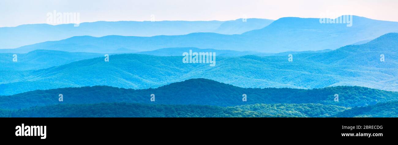 Hintergrund der Berglandschaft. Panoramablick auf die wilde Natur der Krim, Russland. Landschaft von blauen Bergrücken bedeckt Wald in hellen Morgennebel. Stockfoto