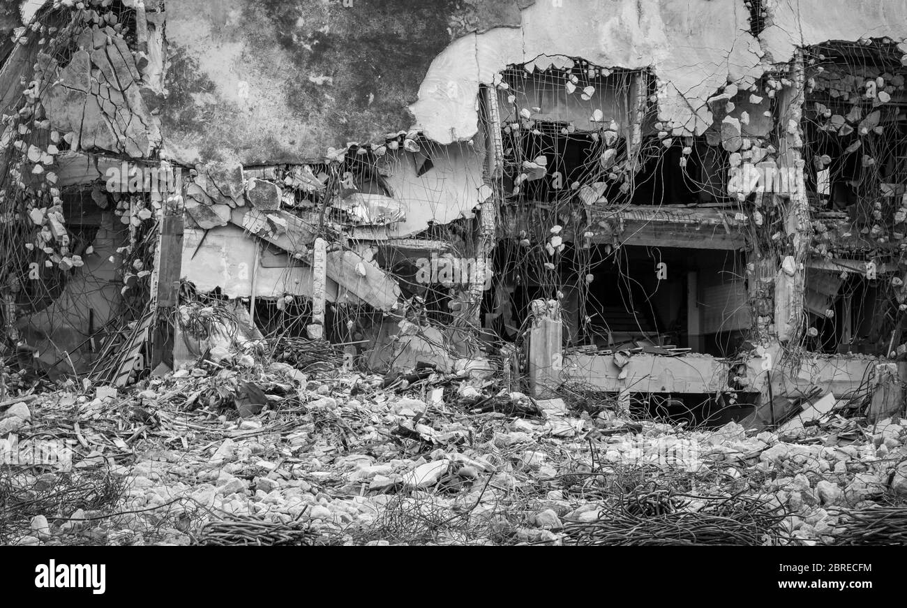 Zerstörte Gebäude Industrie. Gebäudeabbruch durch Explosion. Betongebäude mit Schutt und Schrott aufgegeben. Erdbeben ruinieren. Beschädigte oder collap Stockfoto