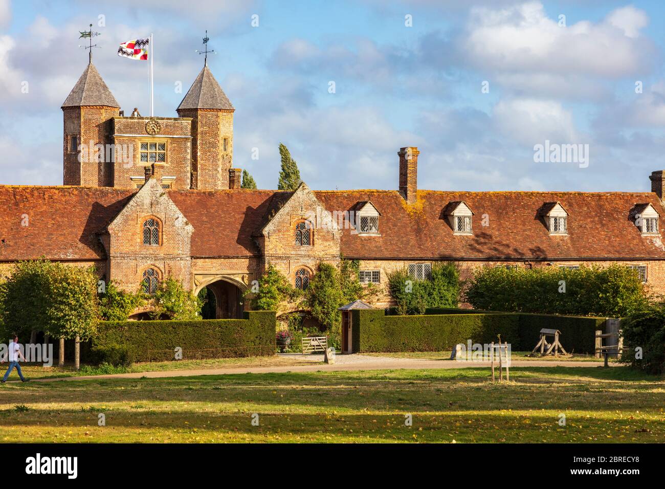 Blick auf Sissinghurst Castle Gardens und seine Besicheranlagen, Kent, Großbritannien. Aus öffentlichen Fußwegen entnommen, Stockfoto