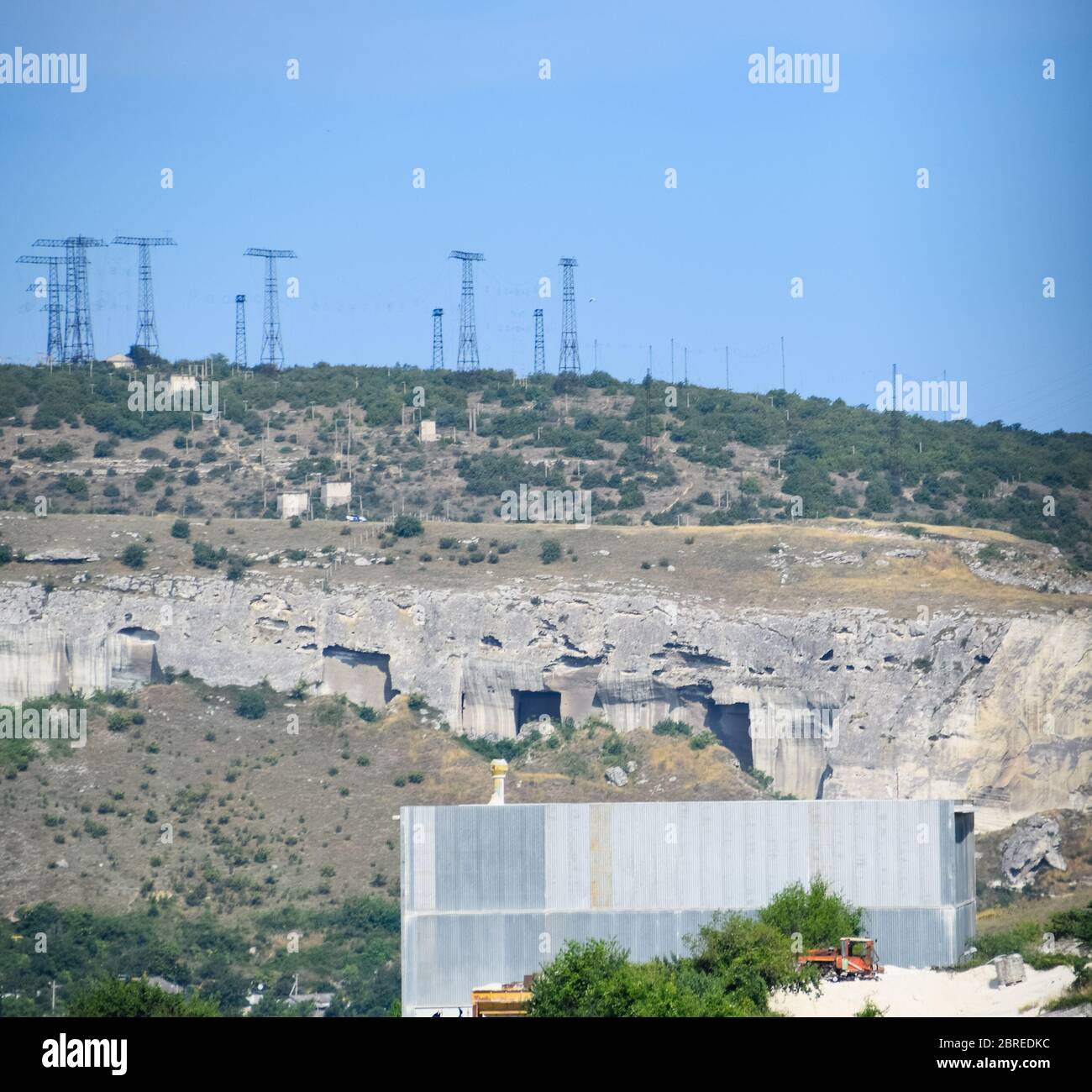 Alte Steinbrüche in den Felsen. Beweise für eine alte hoch entwickelte Zivilisation. Krim-Halbinsel. Stockfoto