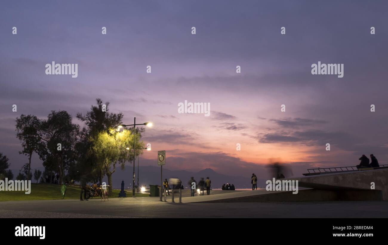 Türkei, izmir - November, 2017: Blick auf Menschen überqueren die Brücke in der Nähe der Küste in der Nacht in der Karsiyaka Bezirk, izmir Stadt, Türkei Stockfoto