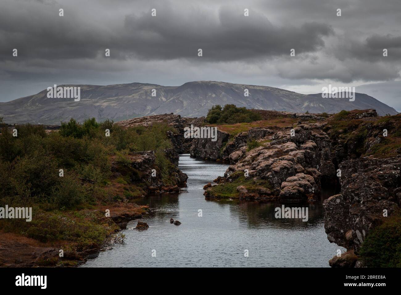 Landschaft auf dem Pingvellir-Gelände in Zentralisland. Zwischen zwei ozeanischen Platten fließt ein Fluss, eine ist Amerika und die andere Europa Stockfoto