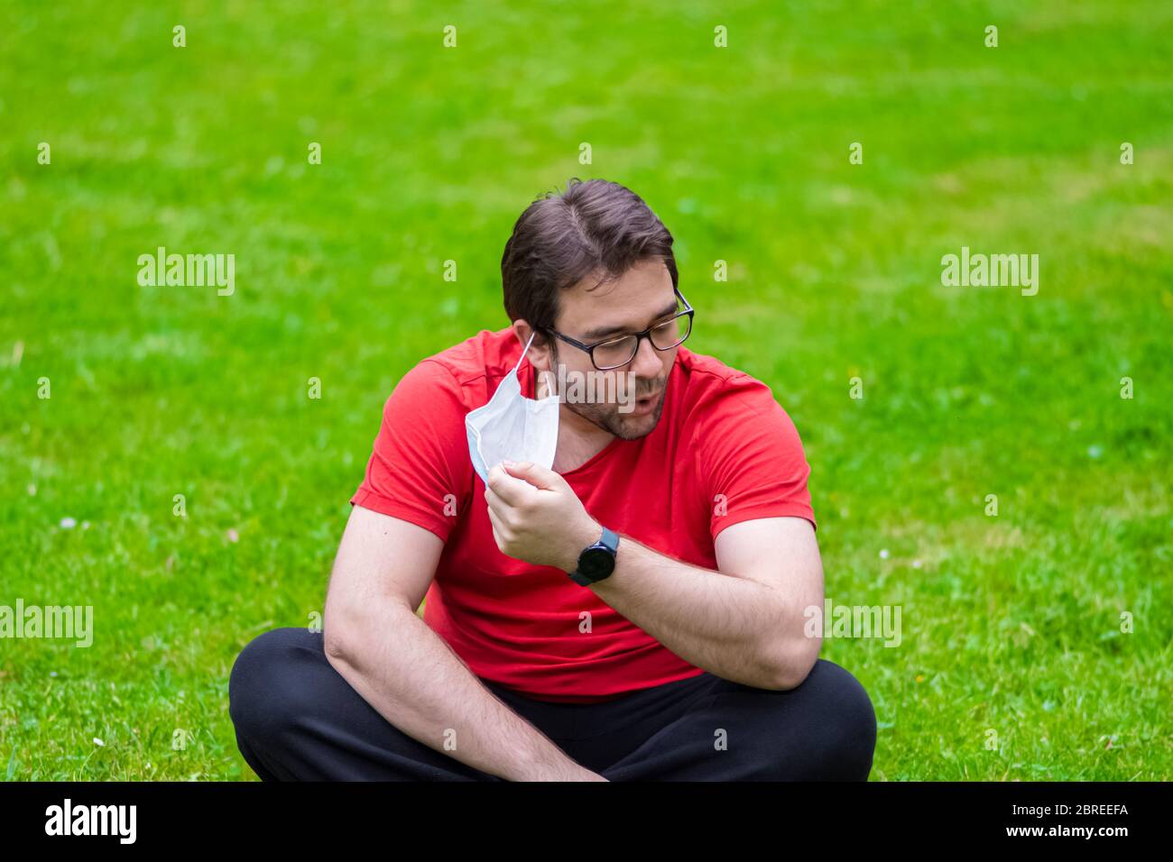 Fat Mann nimmt Gesichtsmaske, um etwas frische Luft einzuatmen Stockfoto