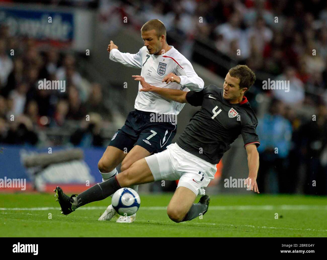 LONDON, GROSSBRITANNIEN. MAI 28: David Beckham (England) versucht, an Michael Bradley (USA, 4) vorbei zu kommen. Während der internationalen Freundschaftmit England und USA in Wembl Stockfoto