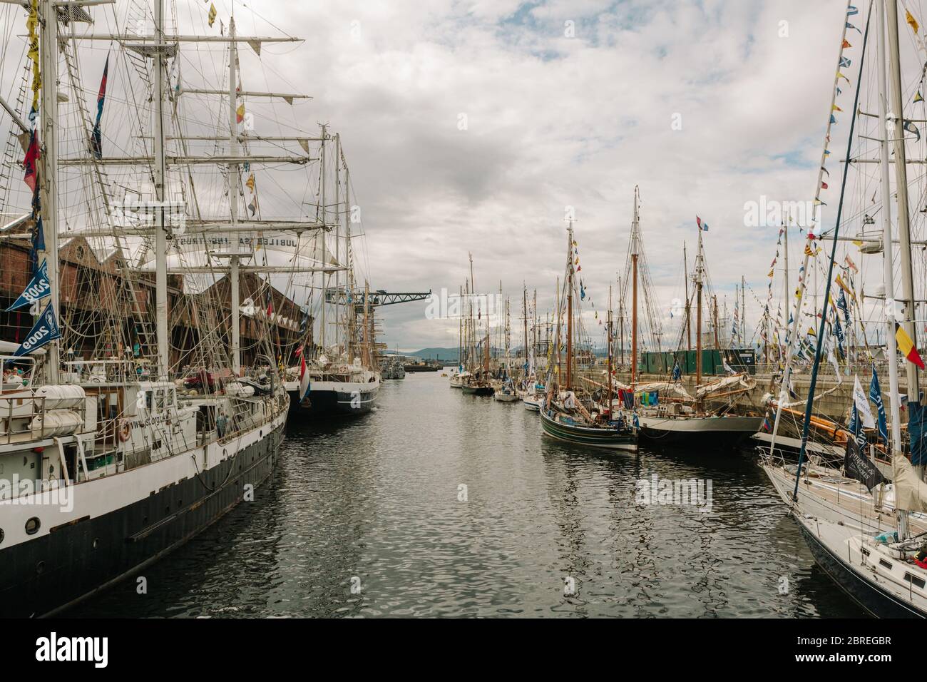 Greenock Harbour voll von quadratischen Segelschiffen während des Festivals und Tall Ships Race, 2011. Stockfoto