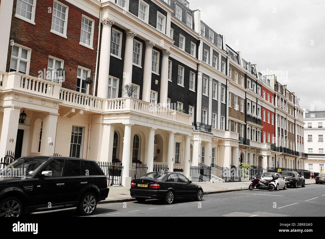 Vordereingänge eleganter Stadthäuser im wohlhabenden Londoner Stadtteil Belgravia. London, Großbritannien Stockfoto