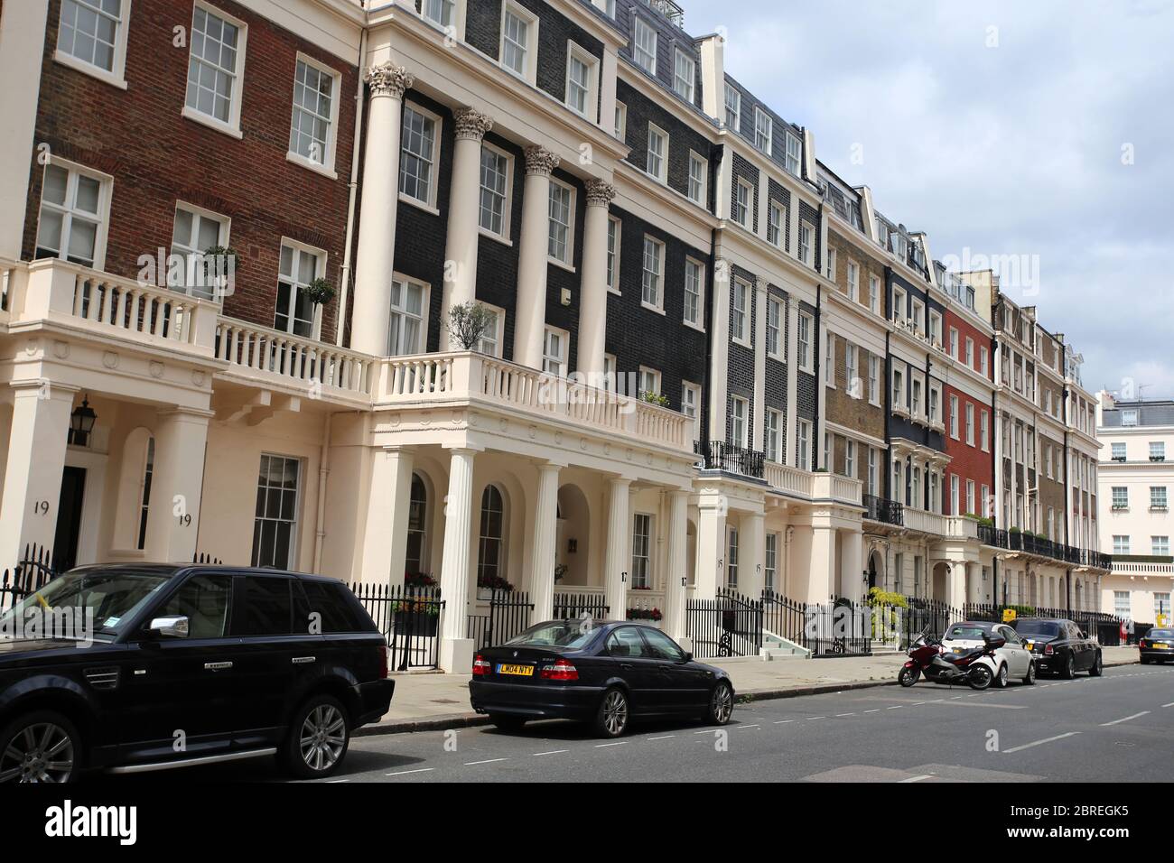 Vordereingänge eleganter Stadthäuser im wohlhabenden Londoner Stadtteil Belgravia. London, Großbritannien Stockfoto