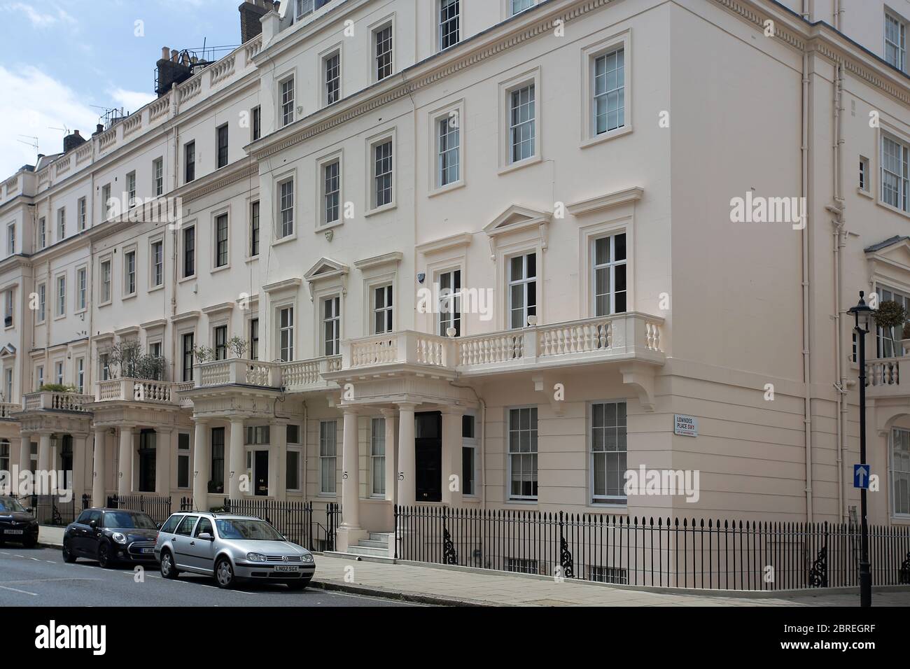 Vordereingänge eleganter Stadthäuser im wohlhabenden Londoner Stadtteil Belgravia. London, Großbritannien Stockfoto